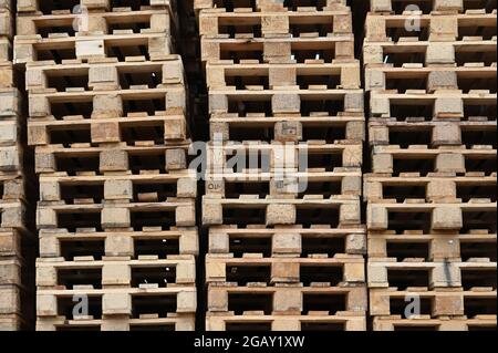 Pile de palettes en bois Banque D'Images