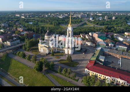 Vue aérienne de l'ancienne cathédrale de Transfiguration le matin de juillet. Rybinsk. Région de Yaroslavl, Russie Banque D'Images