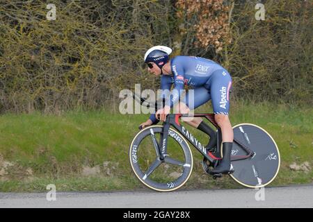 Gien, France. 09e mars 2021. Jasper Philipsen (équipe Alpecin Fenix) en action pendant la 3ème étape de Paris-Nice course cycliste. La 3ème étape est un essai individuel de 14, 4 kilomètres autour de la ville de Gien (Bourgogne). Le gagnant de la scène est le cavalier suisse Stefan Biffegger de l'équipe EF Education - Nippo. Crédit : SOPA Images Limited/Alamy Live News Banque D'Images