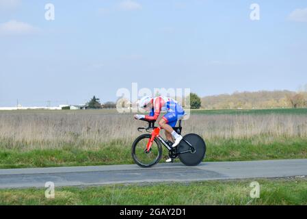 Gien, France. 09e mars 2021. Jacopo Guarneri (équipe Groupama FDJ) en action pendant la 3ème étape de Paris-Nice course cycliste. La 3ème étape est un essai individuel de 14, 4 kilomètres autour de la ville de Gien (Bourgogne). Le gagnant de la scène est le cavalier suisse Stefan Biffegger de l'équipe EF Education - Nippo. Crédit : SOPA Images Limited/Alamy Live News Banque D'Images