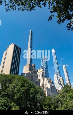 Midtown Skyline avec appartements superhauts vus de Central Park, New York, États-Unis Banque D'Images