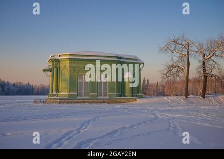 GATCHINA, RUSSIE - 22 JANVIER 2016 : l'ancien pavillon de Vénus dans le parc du palais de Gatchina, un après-midi de janvier. Région de Leningrad Banque D'Images