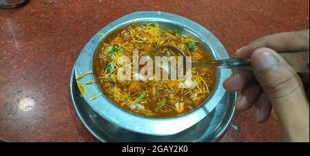 Chole Samosa Chaat, un régal de bord de route toujours populaire dans le nord de l'inde Banque D'Images