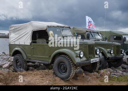 KRONSTADT, RUSSIE - 04 SEPTEMBRE 2016 : voitures soviétiques à quatre roues motrices de GAZ-69 sur le forum international du transport rétro 'Fortuna' Banque D'Images