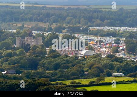 East Lulworth, Dorset, Royaume-Uni. 1er août 2021. Météo au Royaume-Uni : vue générale du site du festival de musique Camp Bestival qui regorge de fêtards au château de Lulworth à Dorset. C'est le dernier jour du festival familial avec le temps étant nuageux avec des périodes chaudes ensoleillées. Crédit photo : Graham Hunt/Alamy Live News Banque D'Images