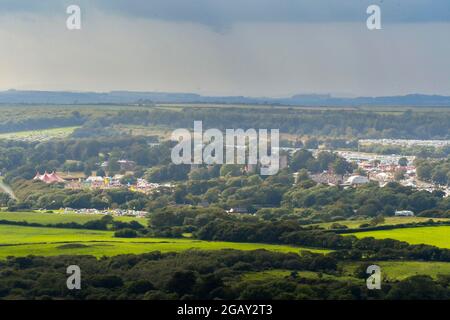 East Lulworth, Dorset, Royaume-Uni. 1er août 2021. Météo au Royaume-Uni : vue générale du site du festival de musique Camp Bestival qui regorge de fêtards au château de Lulworth à Dorset. C'est le dernier jour du festival familial avec le temps étant nuageux avec des périodes chaudes ensoleillées. Crédit photo : Graham Hunt/Alamy Live News Banque D'Images