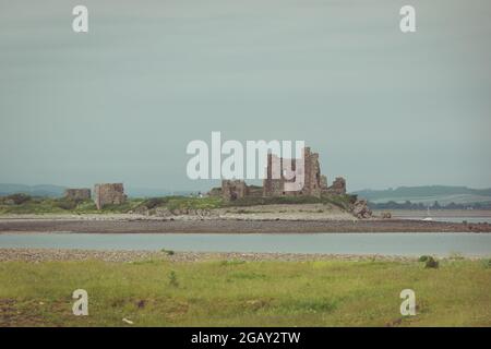 Vue sur le château de Piel depuis Walney Island, Furness Islands Group Banque D'Images