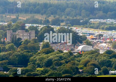 East Lulworth, Dorset, Royaume-Uni. 1er août 2021. Météo au Royaume-Uni : vue générale du site du festival de musique Camp Bestival qui regorge de fêtards au château de Lulworth à Dorset. C'est le dernier jour du festival familial avec le temps étant nuageux avec des périodes chaudes ensoleillées. Crédit photo : Graham Hunt/Alamy Live News Banque D'Images