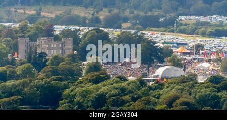 East Lulworth, Dorset, Royaume-Uni. 1er août 2021. Météo au Royaume-Uni : vue générale du site du festival de musique Camp Bestival qui regorge de fêtards au château de Lulworth à Dorset. C'est le dernier jour du festival familial avec le temps étant nuageux avec des périodes chaudes ensoleillées. Crédit photo : Graham Hunt/Alamy Live News Banque D'Images