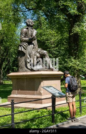 Robert Burns Sculpture est situé à l'extrémité sud de Literary Walk à Central Park, New York City, Etats-Unis Banque D'Images