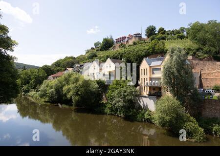 Vue sur la rivière Nahe jusqu'au château de Kauzenburg à Bad Kreuznach, Rhénanie-Palatinat, Allemagne. Banque D'Images
