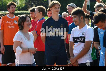 Potsdam, Allemagne. 1er août 2021. Annalena Baerbock, candidate à la chancelière et première candidate de Bündnis 90/Die Grünen, parle aux participants de différentes équipes lors du tournoi de football de la jeunesse 're:start'. Le tournoi 're:start Street Soccer Championship' est organisé par la Brandenburg Sports Youth. L'objectif est d'amener les enfants et les jeunes à se déplacer à nouveau après la pandémie et d'inspirer les enfants d'un large éventail de familles à adopter le sport de club. Credit: Soeren Stache/dpa-Zentralbild/dpa/Alay Live News Banque D'Images