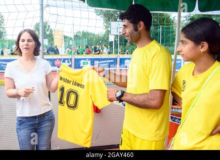 Potsdam, Allemagne. 1er août 2021. Annalena Baerbock (l), candidate à la chancelière et première candidate de Bündnis 90/Die Grünen, reçoit un T-shirt jaune avec le numéro dix du 'Forster Löwen' lors du tournoi de football de la jeunesse 're:start'. Le tournoi 're:start Street Soccer Championship' est organisé par la Brandenburg Sports Youth. L'objectif est d'amener les enfants et les jeunes à se déplacer à nouveau après la pandémie et d'inspirer les enfants d'un large éventail de familles à adopter le sport de club. Credit: Soeren Stache/dpa-Zentralbild/dpa/Alay Live News Banque D'Images