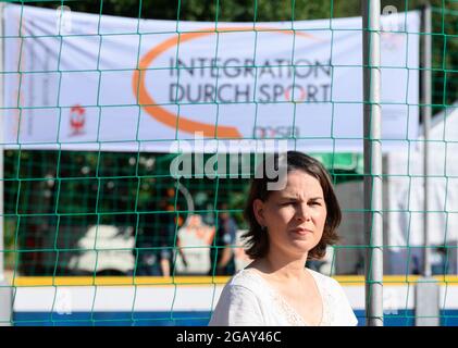 Potsdam, Allemagne. 1er août 2021. Annalena Baerbock, candidate à la chancellerie et première candidate de Bündnis 90/Die Grünen, se dresse devant la bannière «l'intégration par le sport» lors du tournoi de football de la jeunesse «re:start». Le tournoi 're:start Street Soccer Championship' est organisé par la Brandenburg Sports Youth. L'objectif est d'amener les enfants et les jeunes à se déplacer à nouveau après la pandémie et d'inspirer les enfants d'un large éventail de familles à adopter le sport de club. Credit: Soeren Stache/dpa-Zentralbild/dpa/Alay Live News Banque D'Images