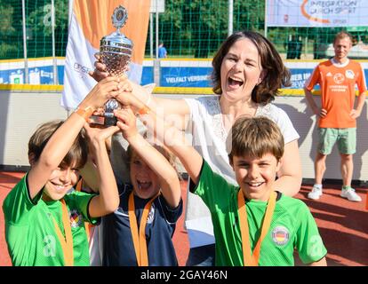 Potsdam, Allemagne. 1er août 2021. Annalena Baerbock, candidate à la chancellerie et première candidate de Bündnis 90/Die Grünen, applaudit au trophée du fair play avec les joueurs de l'équipe 'Neighborhood' lors du tournoi de football de jeunesse 're:start'. Le tournoi 're:start Street football Championship' est organisé par la Brandenburg Sports Youth. L'objectif est d'amener les enfants et les jeunes à se déplacer à nouveau après la pandémie et d'inspirer les enfants d'un large éventail de familles à adopter le sport de club. Credit: Soeren Stache/dpa-Zentralbild/dpa/Alay Live News Banque D'Images