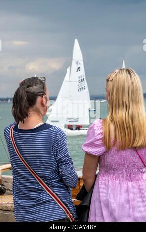 semaine de la vache, île de wight, deux filles attrayantes, spectateurs, régates de voile de yacht, régates de yachting, amis regardant des courses de yacht à cowes. Banque D'Images