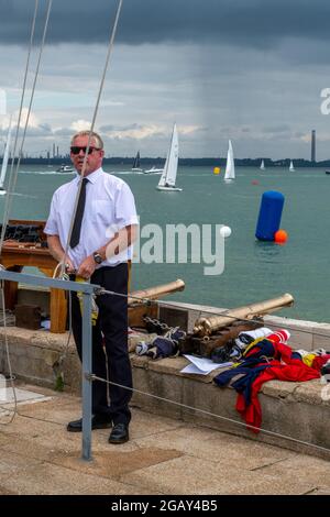 semaine des cowes, île de wight, drapeau, escadron royal de yacht, signaleur, démarreur, ligne de démarrage, signaux de levage aux yachts, indicateurs de signal à code couleur. Banque D'Images