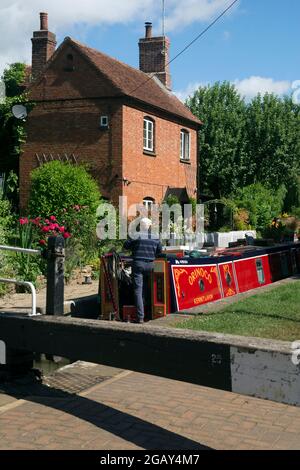 Un bateau à rames sur le canal d'Oxford à Cropredy Lock, Oxfordshire, Angleterre, Royaume-Uni Banque D'Images