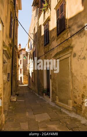 Une route résidentielle dans le village médiéval historique de Buje, en Istrie, Croatie Banque D'Images