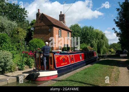 Un bateau à rames sur le canal d'Oxford à Cropredy Lock, Oxfordshire, Angleterre, Royaume-Uni Banque D'Images