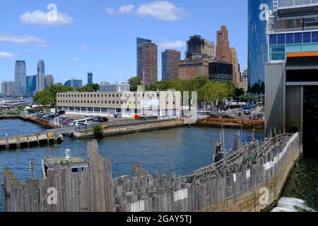 Vue depuis le ferry de Staten Island jusqu'au terminal de Whitehall à New York Banque D'Images