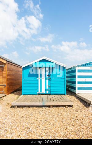 Cabines de plage en bois colorées à St Leonards on Sea, East Sussex Banque D'Images