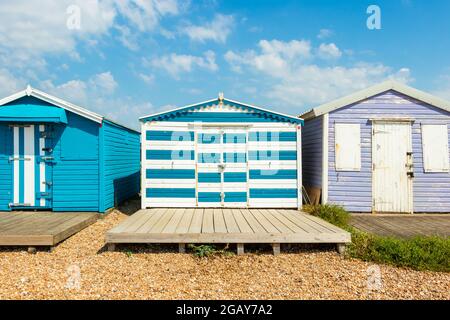 Cabines de plage en bois colorées à St Leonards on Sea, East Sussex Banque D'Images