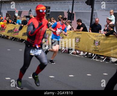 Londres, Angleterre, Royaume-Uni - 1er août 2021 : les coureurs participent au semi-marathon des monuments de Londres. Credit: Loredana Sangiuliano / Alamy Live News Banque D'Images