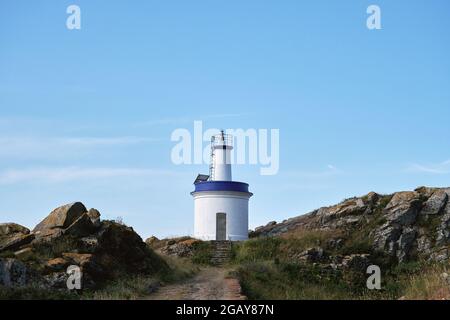 Phare da Porta à Illa do Faro, une des îles Cies dans les îles de l'Atlantique du parc national de Galice, Espagne. Banque D'Images