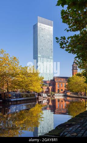 Tour moderne à usage mixte de gratte-ciel Beetham Tower (Hilton Tower) à Deansgate, Manchester vu du chemin de halage du canal Bridgewater dans la région du bassin de Castlefield Banque D'Images