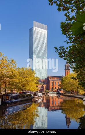 Tour moderne à usage mixte de gratte-ciel Beetham Tower (Hilton Tower) à Deansgate, Manchester vu du chemin de halage du canal Bridgewater dans la région du bassin de Castlefield Banque D'Images