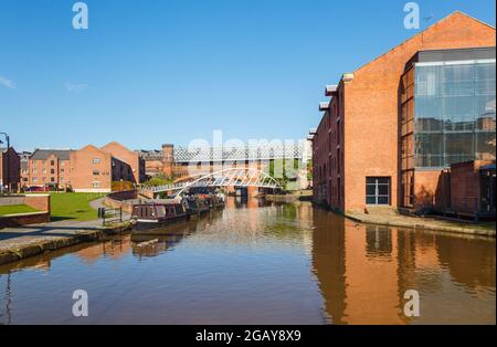 Vue sur la passerelle Merchants Warehouse et Merchants Bridge, le canal Bridgewater et le viaduc ferroviaire, Castleford Basin, Manchester, nord-ouest de l'Angleterre Banque D'Images