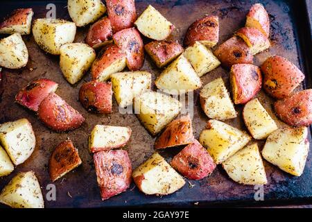 Pommes de terre rouges rôties de Toscane sur une poêle : pommes de terre rouges rôties enrobées d'huile d'olive, d'épices et d'ail Banque D'Images