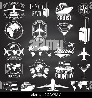 Jeu de badges de voyage, logo avec élément de design sur le tableau noir. Citations d'inspiration de voyage avec globe, avion, valise et silhouette de cocktail Illustration de Vecteur