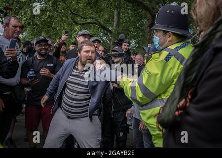 Londres, Royaume-Uni. 1st août 2021. La police tente d'enlever et de retenir un homme à Speakerss' Corner à Hyde Park pour comportement violent. Les services de police dans le parc sont actuellement accrus après l'attaque islamiste présumée poignarder la semaine dernière sur un prédicateur chrétien régulier. Credit: Guy Corbishley/Alamy Live News Banque D'Images