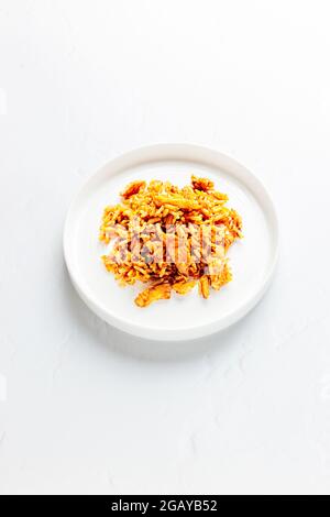 Riz frit asiatique sur plaque, isolé sur fond blanc - FOOPPIX BLANC - COPYSPACE Banque D'Images