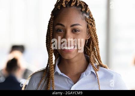 Portrait de la jeune femme d'affaires afro-américaine hippster heureuse. Banque D'Images