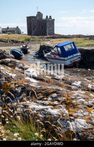 Portencross, Écosse, Royaume-Uni. 1er août 2021. Météo au Royaume-Uni : bateaux dans la baie avec le château de Portencross en arrière-plan. Credit: SKULLY/Alay Live News Banque D'Images