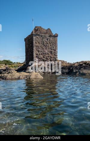 Portencross, Écosse, Royaume-Uni. 1er août 2021. Météo au Royaume-Uni : journée ensoleillée au château de Portencross. Credit: SKULLY/Alay Live News Banque D'Images