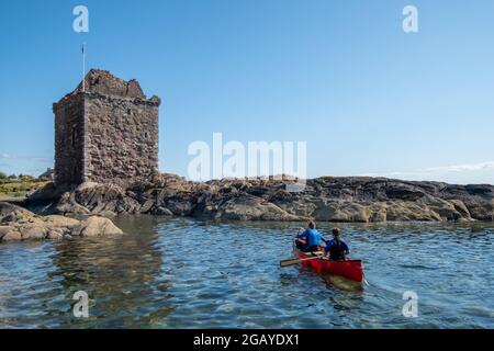 Portencross, Écosse, Royaume-Uni. 1er août 2021. Météo au Royaume-Uni : deux garçons en canoë au château de Portencross. Credit: SKULLY/Alay Live News Banque D'Images