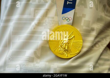 Otopeni, Roumanie - 1 août 2021: Détails avec une médaille d'or des Jeux Olympiques de Tokyo 2020 remportée par une athlète roumaine. Banque D'Images