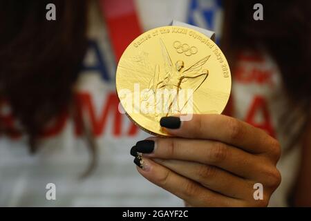 Otopeni, Roumanie - 1 août 2021: Détails avec une médaille d'or des Jeux Olympiques de Tokyo 2020 remportée par une athlète roumaine. Banque D'Images
