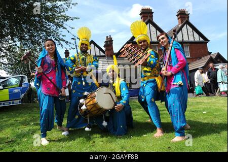 Danseuses bhangra se produisent à West Bromwich, Sandwell, Royaume-Uni Banque D'Images