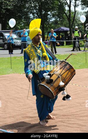 Danseuses bhangra se produisent à West Bromwich, Sandwell, Royaume-Uni Banque D'Images