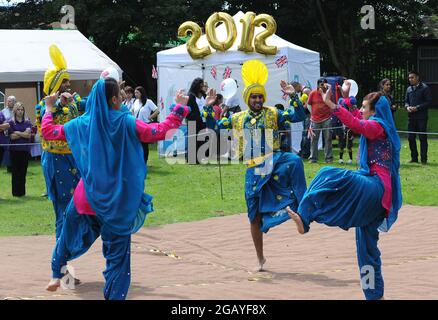 Danseuses bhangra se produisent à West Bromwich, Sandwell, Royaume-Uni Banque D'Images