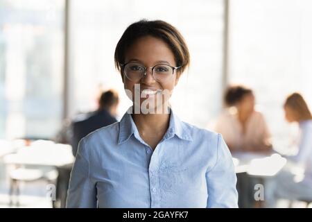 Jeune femme d'affaires biraciale douée et confiante qui regarde la caméra. Banque D'Images