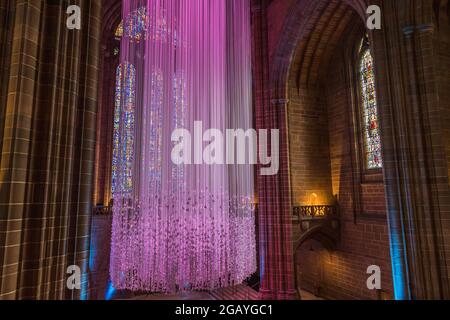 Installation artistique de Peace Doves vue dans la cathédrale anglicane de Liverpool en juillet 2021. Environ 18000 colombes de papier peuvent être vues pendre de 15.5 Banque D'Images