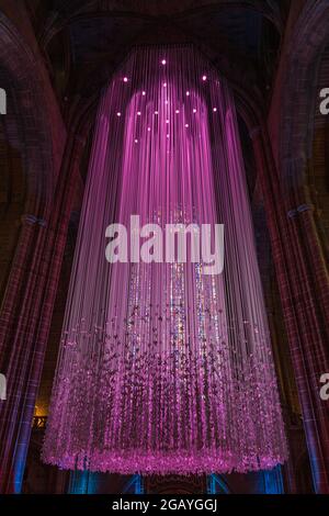 Installation artistique de Peace Doves vue dans la cathédrale anglicane de Liverpool en juillet 2021. Environ 18000 colombes de papier peuvent être vues pendre de 15.5 Banque D'Images