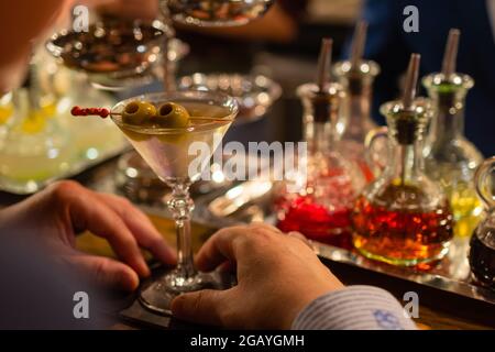 Martini aux olives vertes sur une table en bar Banque D'Images