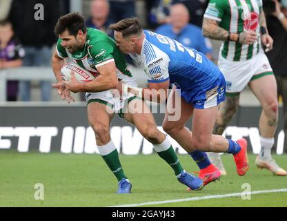 Le Jake Mamo de Warrington Wolves (à gauche) est abordé par James Donaldson de Leeds Rhinos lors du match de la Super League de Betfred au stade Emerald Headingley, à Leeds. Date de la photo: Dimanche 1er août 2021. Banque D'Images